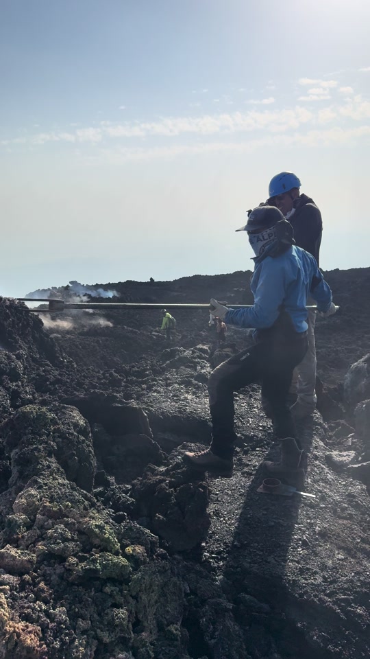 tiklocker_All’opera sull’Etna per raccogliere frammenti di lava incandescente d....mp4