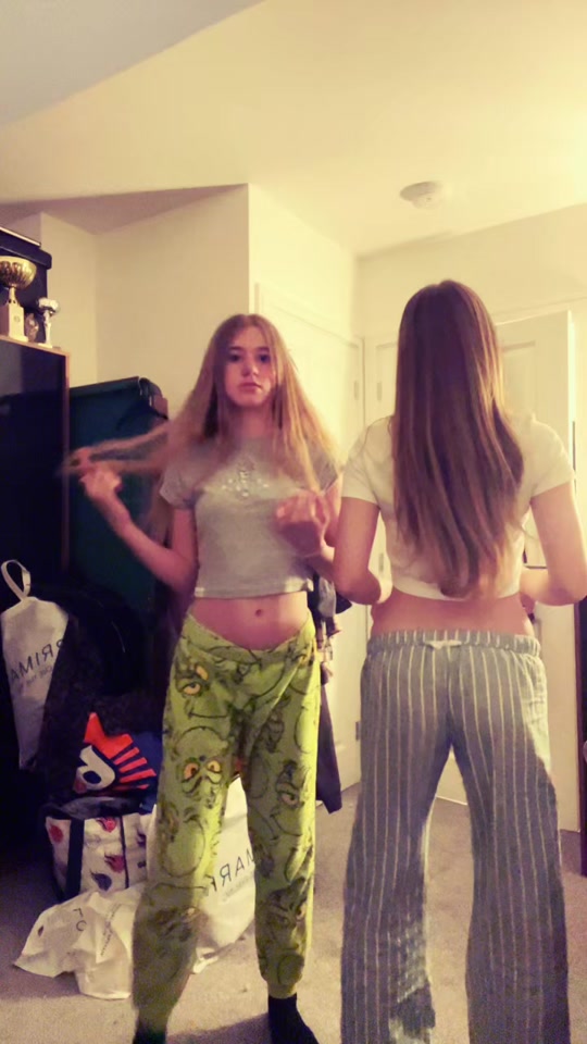 tiklocker_famous dance brev 💞@Ivy-Mai💗 #sisters #fyp #dance2025 #viral #blowup .mp4