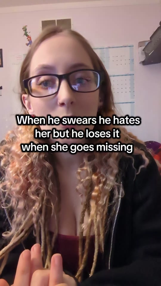 tiklocker_yeah he totally hates her 😂🙄#whychoose #bookscenarios #booktok #bookr....mp4