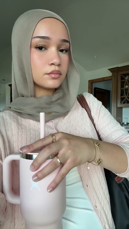 tiklocker_#OOTD #uni #hijabi @velascarves @hydroflask @Longchamp .mp4